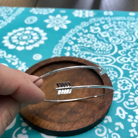 NEW!💙💎ARROW BRACELET!!!💎💙SILVER TONE! MODERN!! - Picture 2 of 8